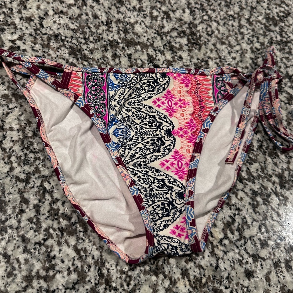 O’Neil swim bottoms bikini size medium‎